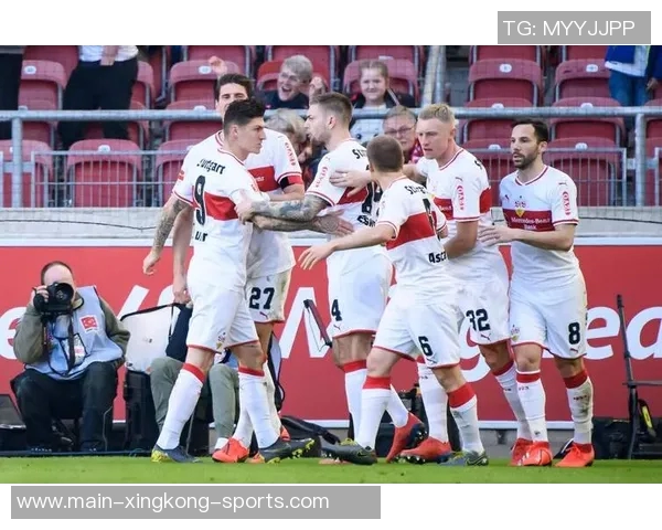 阿拉木图凯拉特门将母亲因年轻外貌走红球迷误以为是姐弟关系