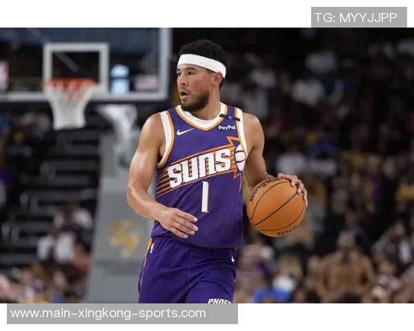 布克首节表现出色三分球未中依然轻松拿下12分2板2助