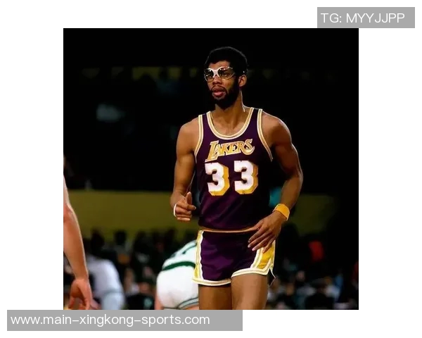 文班若能学习贾巴尔勾手技术将成为无人能挡的篮球巨星